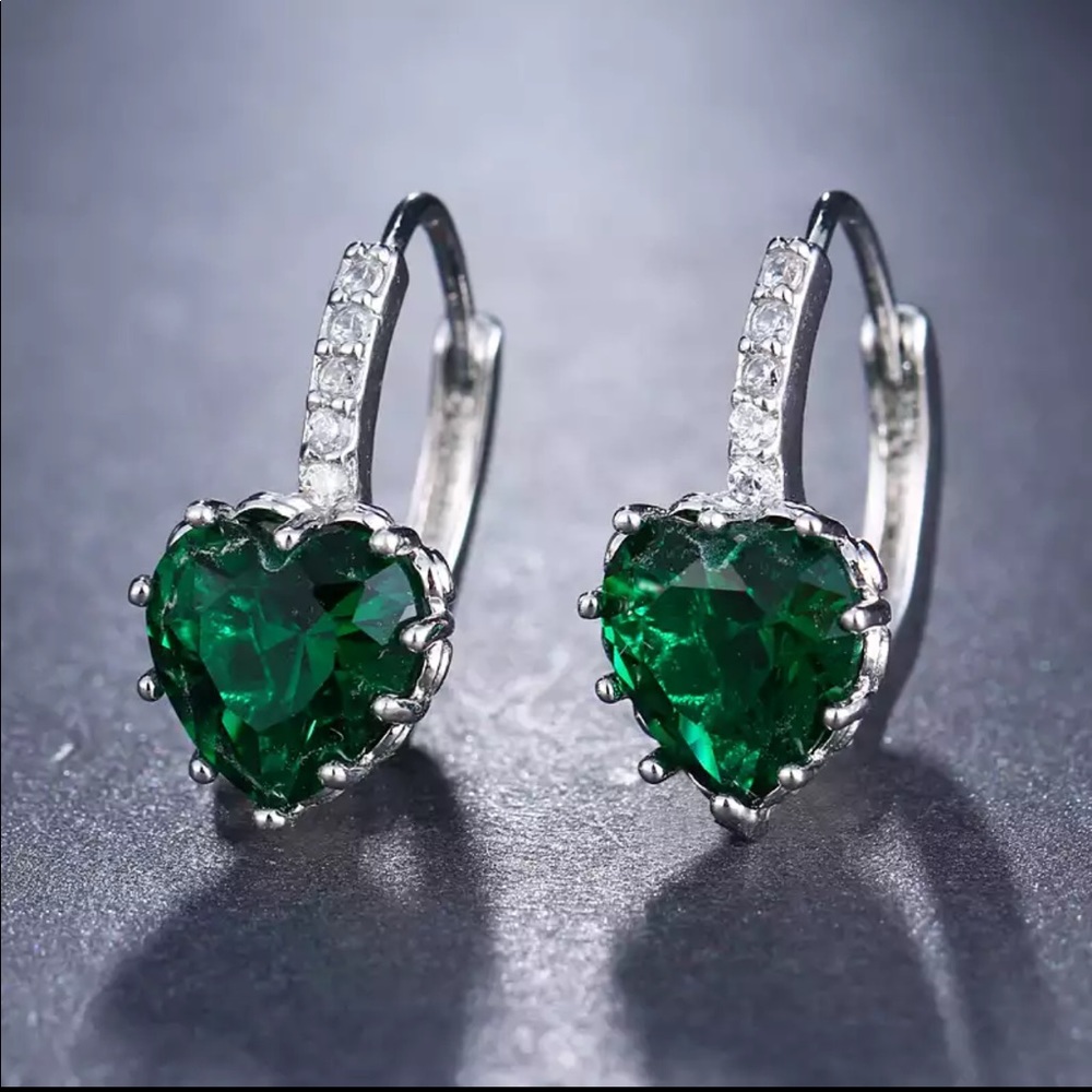 New Women’s 925 Silver Beautiful Heart Shaped Emerald Earrings
